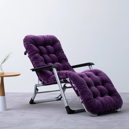 Fauteuil relax inclinable violet en mobilier de jardin, vue en plongée montrant ses lignes épurées et son confort.